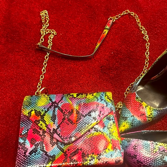 Olivia.    Look Free matching purse - Picture 2 of 7